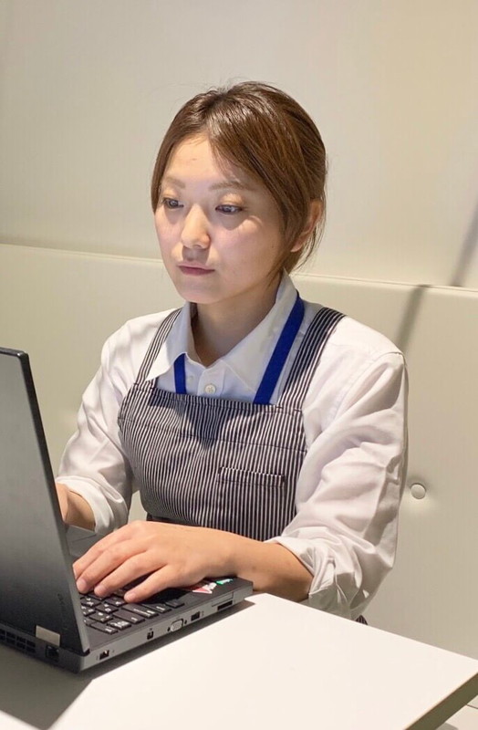 社員食堂の栄養士がパソコンを打って仕事をしているところ